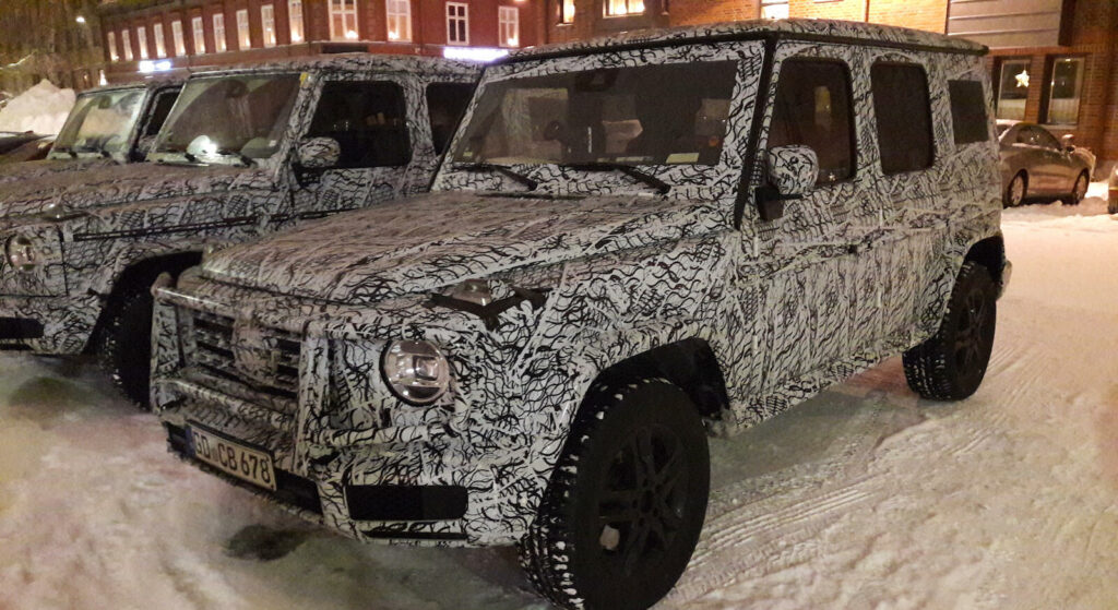 Mercedes G 63 S spåras i snön (AI text)