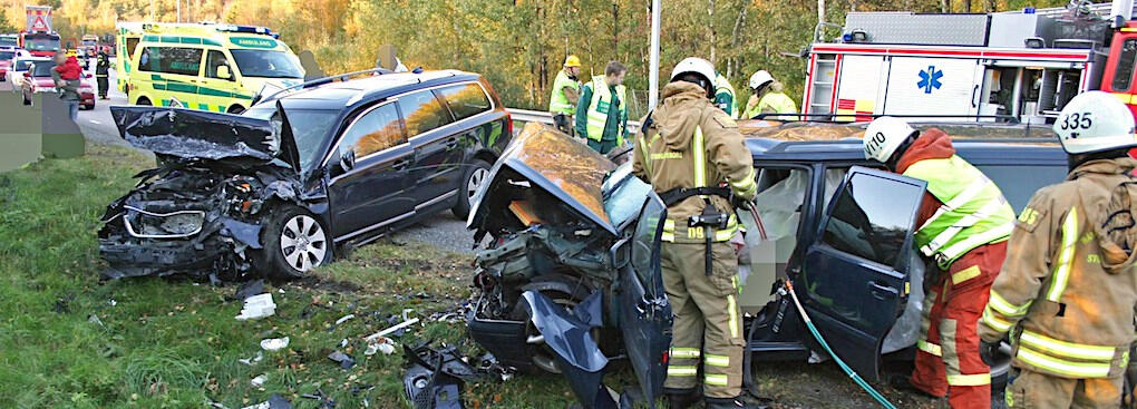 En bilolycka med brandmän och poliser (AI text)