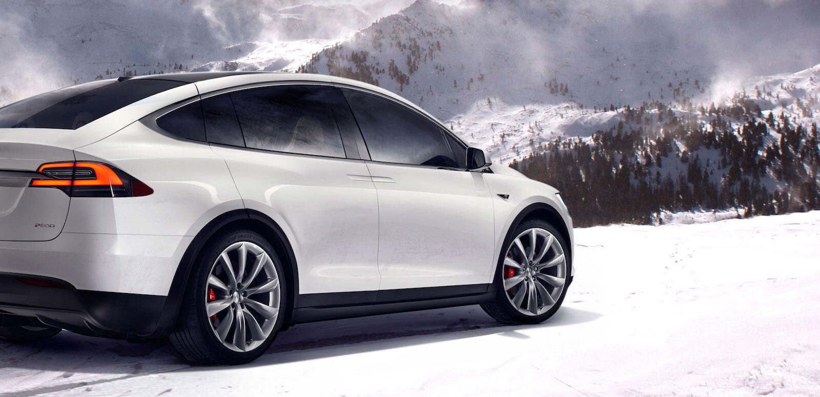 Tesla Model X körande i snön (AI text)