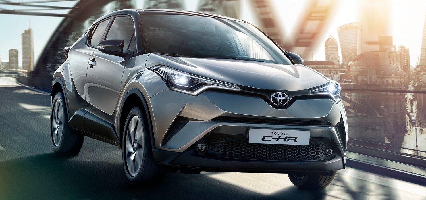 Den Toyota C-HR SUV:et kör över en bro. (AI text)