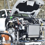 En bil sätts ihop i en fabrik. (AI text)