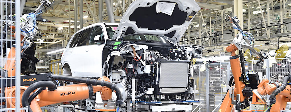 En bil sätts ihop i en fabrik. (AI text)
