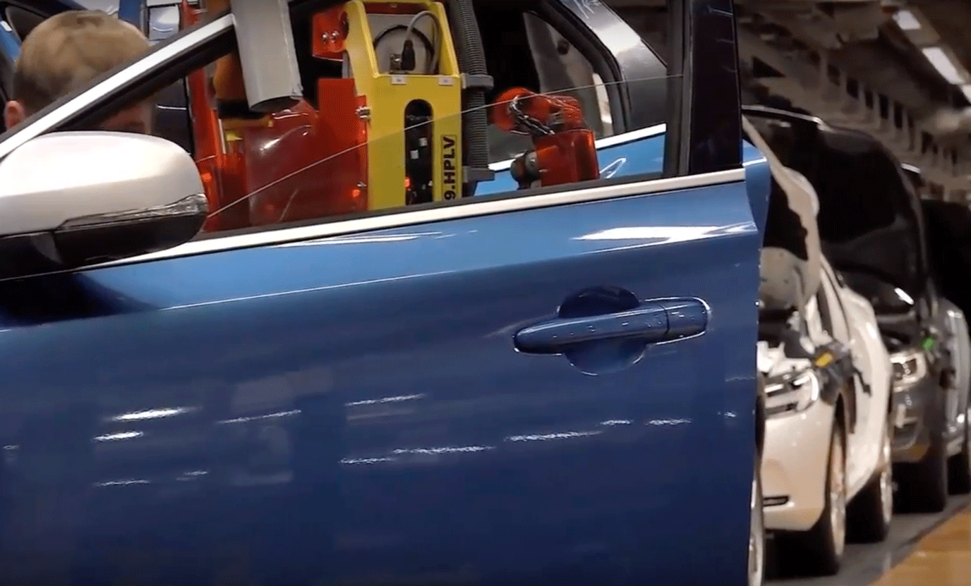 En bil sätts ihop på en fabrik. (AI text)