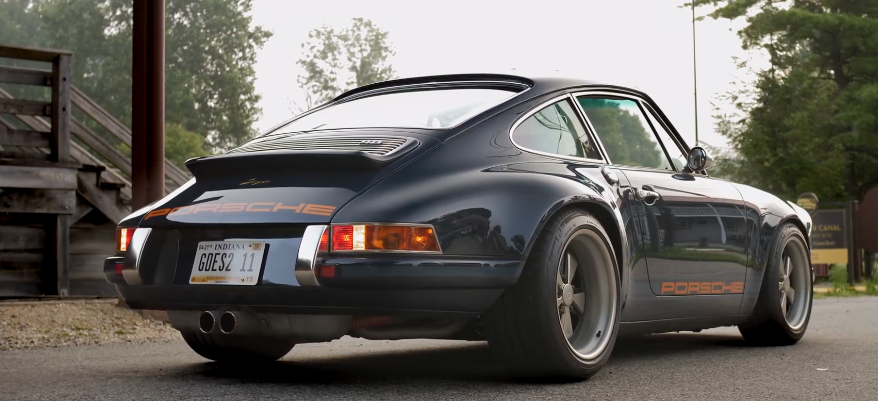 En Porsche 911 GTS parkerad på en gata. (AI text)