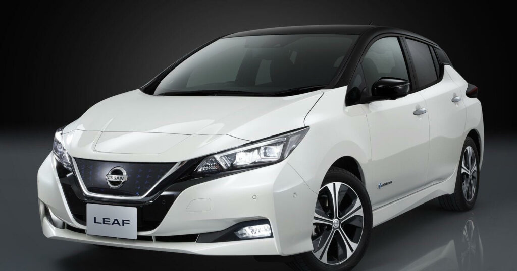 Nissan Leaf är en vit bil. (AI text)