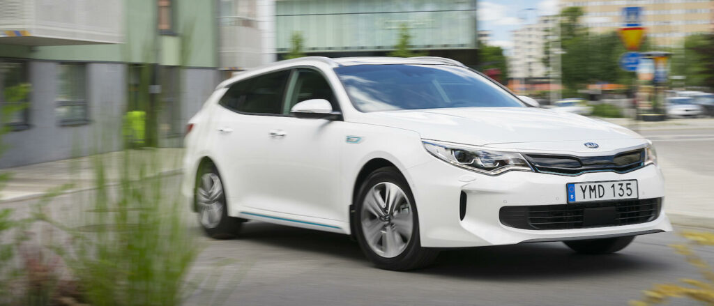 Laddhybrider verkar många bilchefer tycka är en bra idé. Men alla vill inte sträcka sig till att helt eldrivna bilar är någon långsiktig lösning.