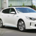 Laddhybrider verkar många bilchefer tycka är en bra idé. Men alla vill inte sträcka sig till att helt eldrivna bilar är någon långsiktig lösning.