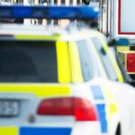 En polisbil är stannad på en väg. (AI text)