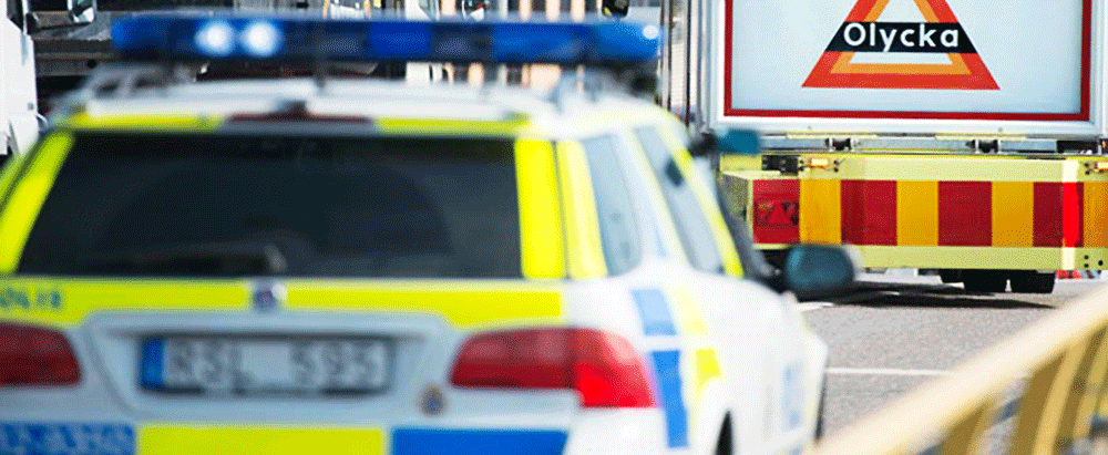 En polisbil är stannad på en väg. (AI text)