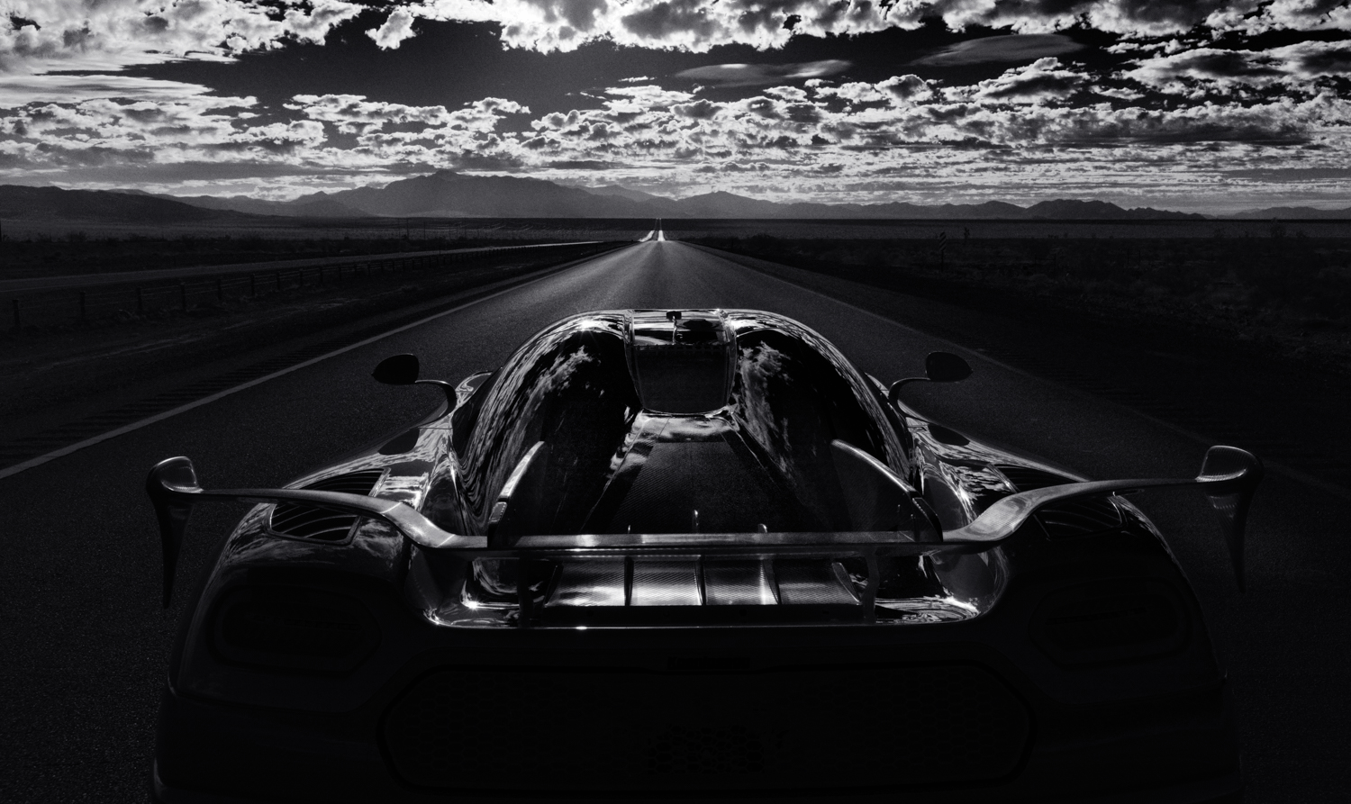 En sportbil kör längs en ökenväg. (AI text)