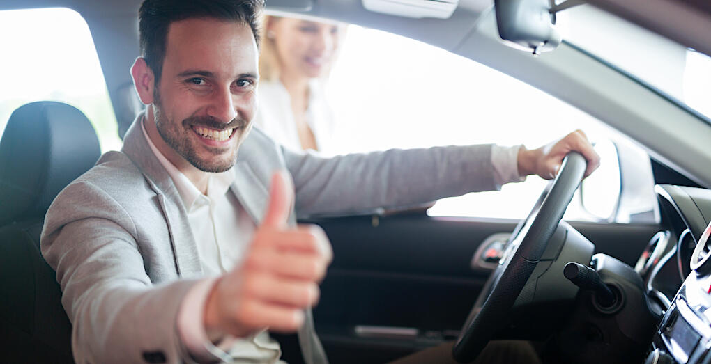 Med några enkla knep går det att få ner priset på drömbilen – prova själv nästa gång. Foto: Bigstock.