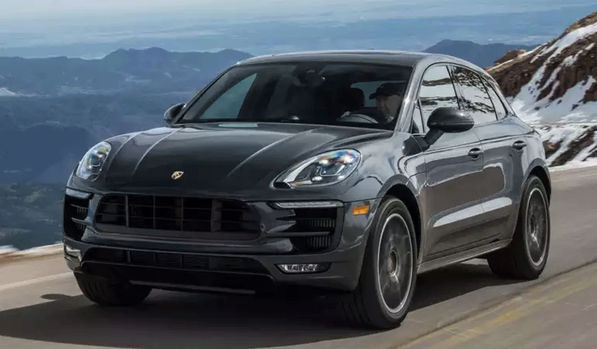 En Porsche Macan kör nerför en bergväg. (AI text)