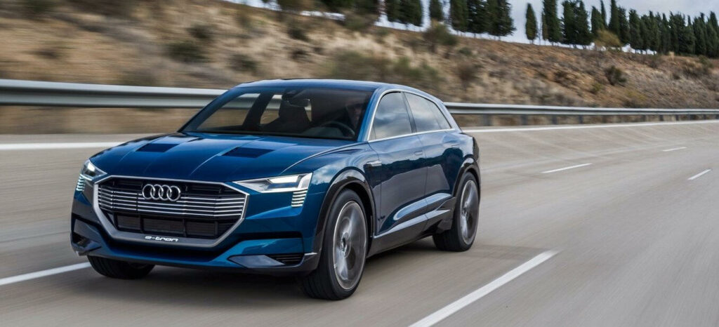 Audi EQ Concept kör på en motorväg. (AI text)