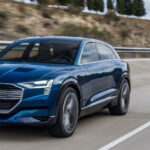 Audi EQ Concept kör på en motorväg. (AI text)