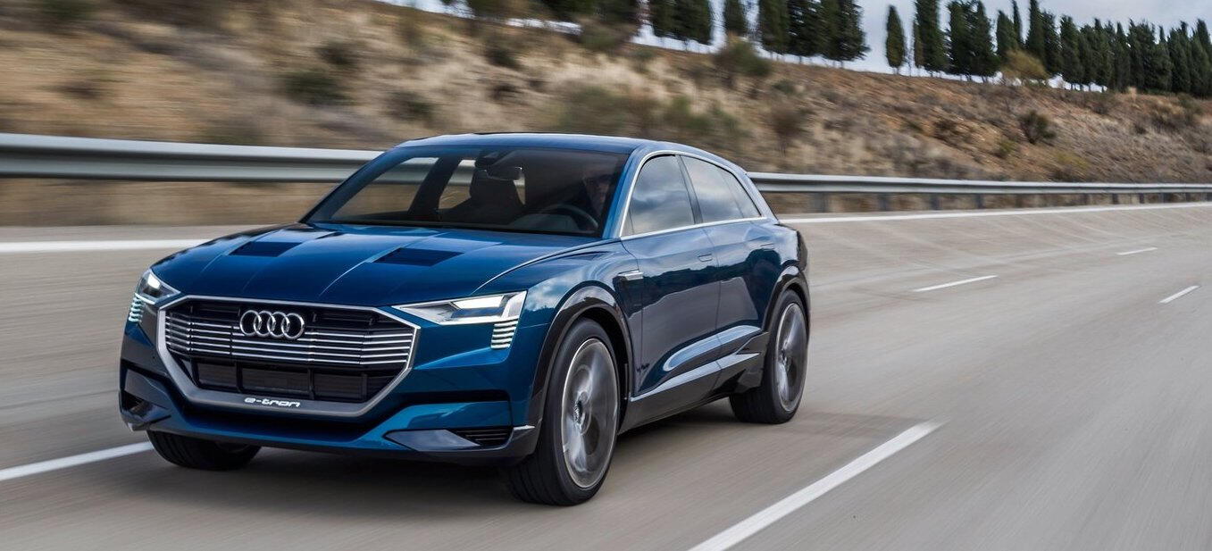 Audi EQ Concept kör på en motorväg. (AI text)