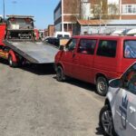 En biltows är parkerad på en gata. (AI text)