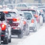 En trafikstockning på en snöig väg. (AI text)