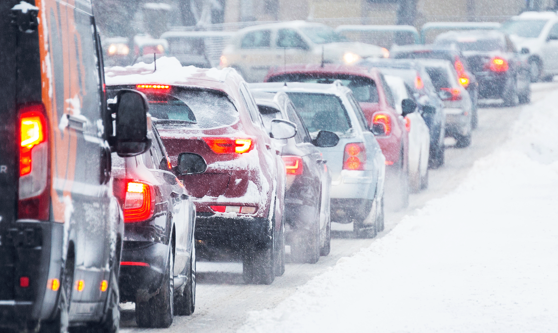 En trafikstockning på en snöig väg. (AI text)