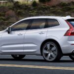 Volvo XC90-suv kör längs en landsväg. (AI text)