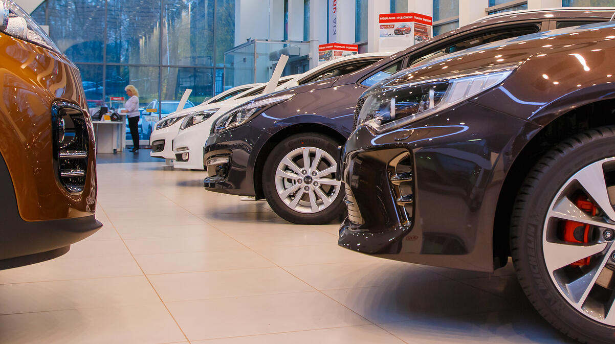 En bilhall med bilar parkerade i hallen. (AI text)