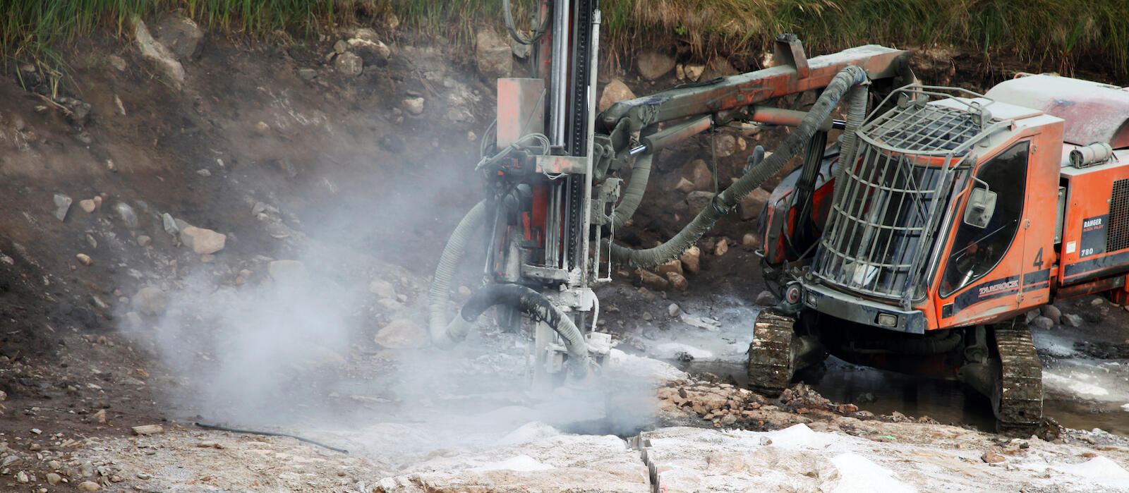 En byggarbetare gräver en hål i marken. (AI text)