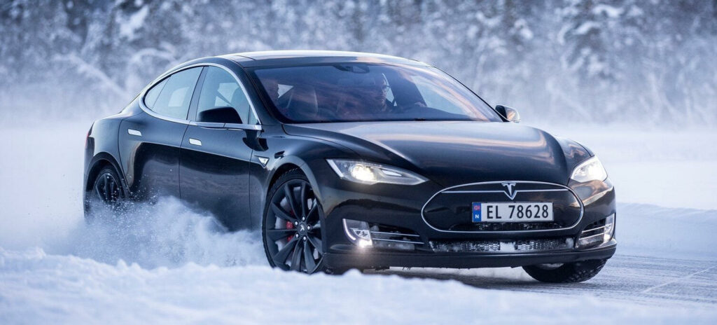 Tesla Model S kör i snö. (AI text)