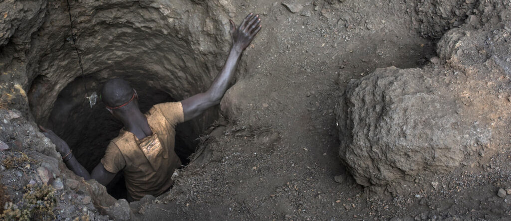 En man gräver en hål i marken. (AI text)