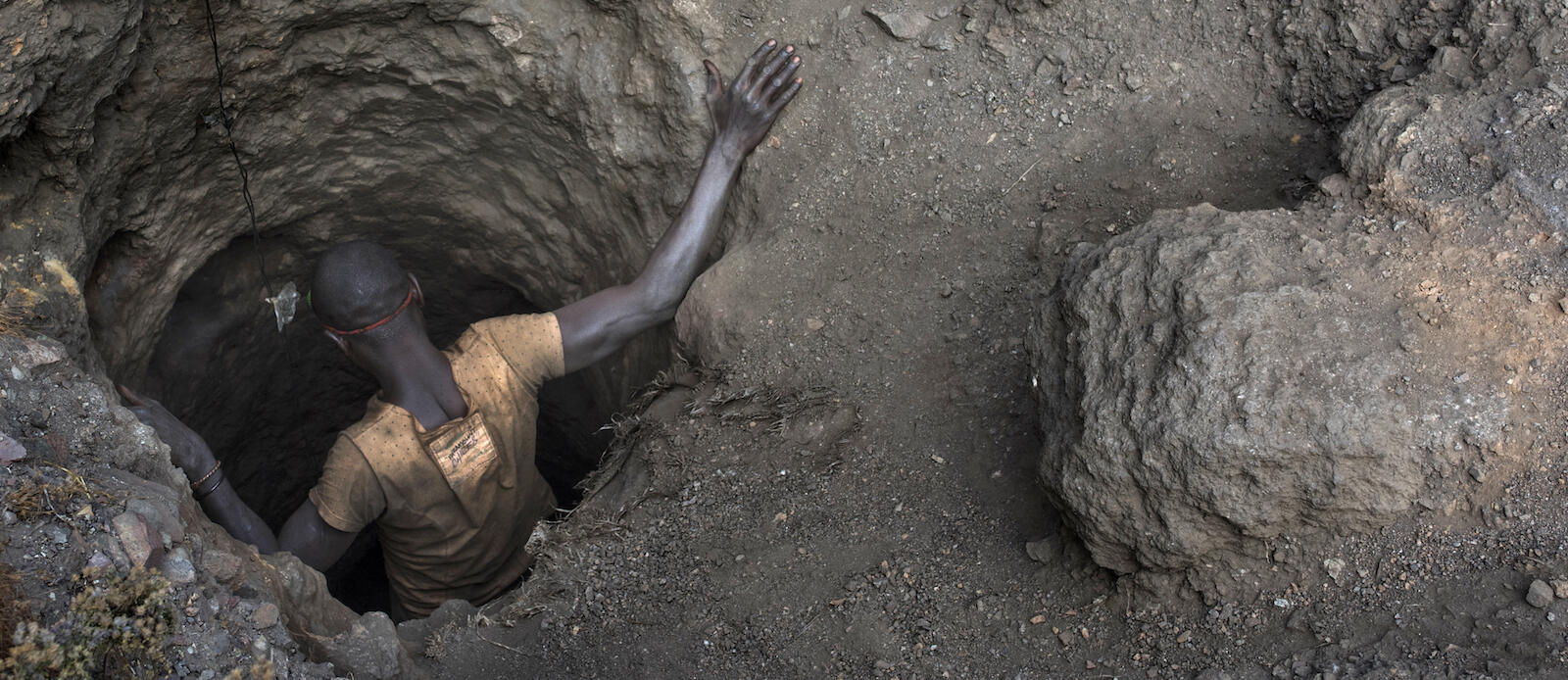 En man gräver en hål i marken. (AI text)