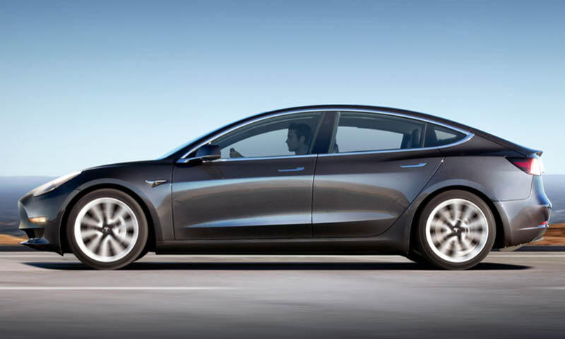 En Tesla Model 3 parkerad vid vägkanten. (AI text)