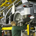 En bil sätts ihop i en fabrik. (AI text)