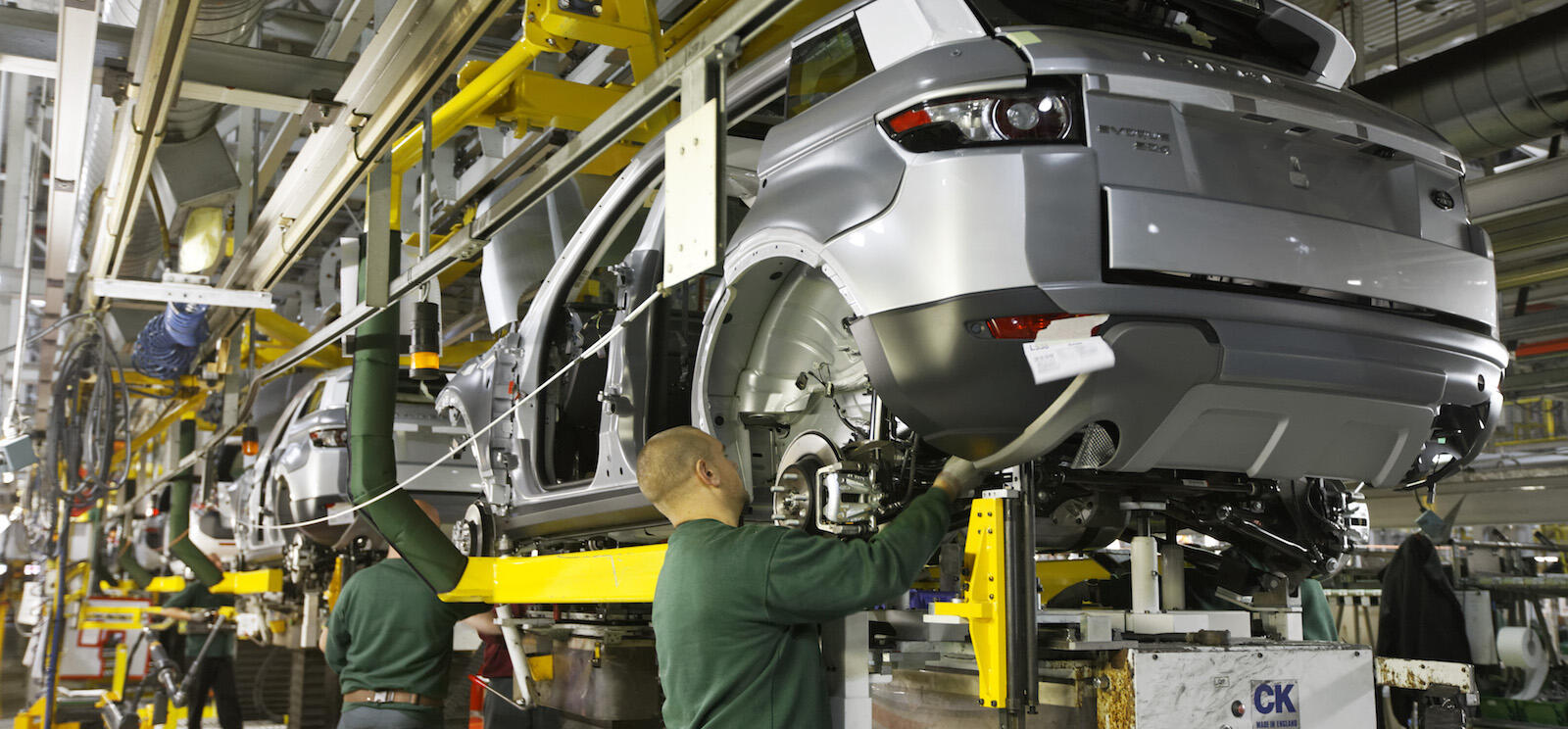 En bil sätts ihop i en fabrik. (AI text)