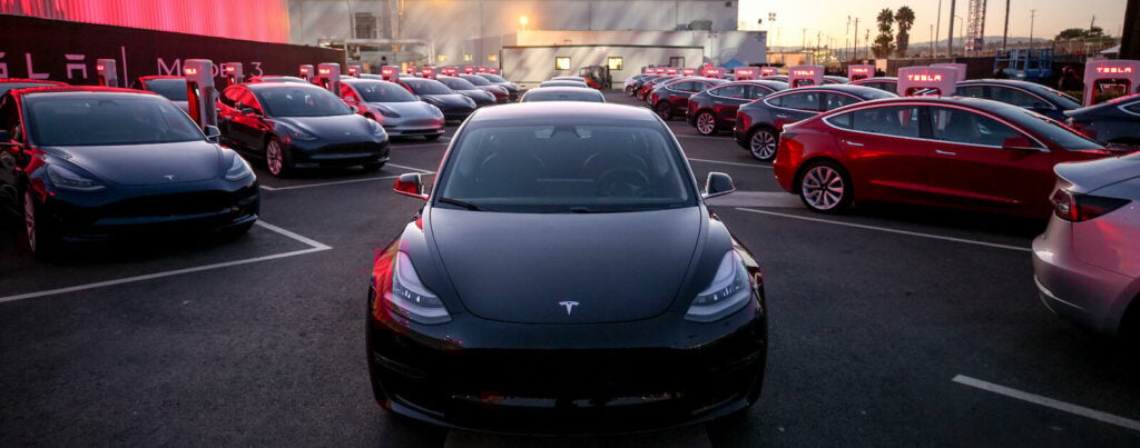 Tesla Model S parkerad i ett garage vid solnedgången. (AI text)