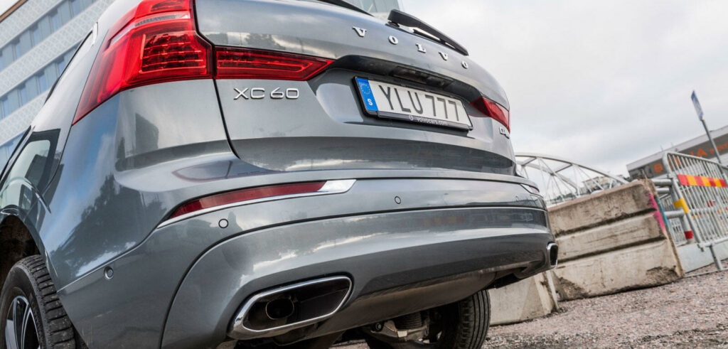 En Volvo XC90 SUV parkerad på en gata. (AI text)