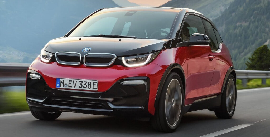 BMW I3 kör på en bergsväg (AI text)