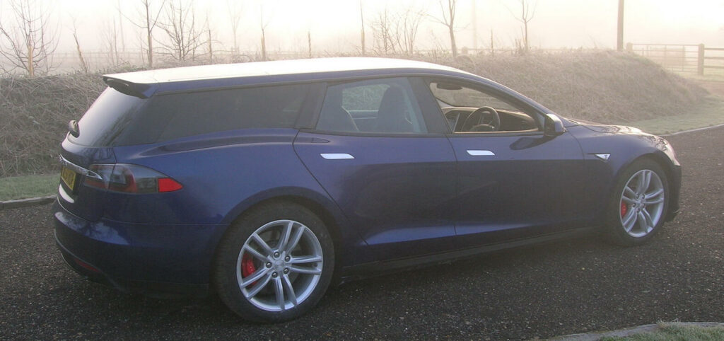 En Tesla Model S parkerad vid en landsväg. (AI text)