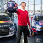 En man poserar med Red Bull RS3 och en RS4. (AI text)