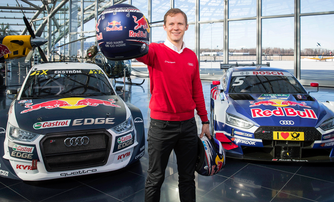 En man poserar med Red Bull RS3 och en RS4. (AI text)