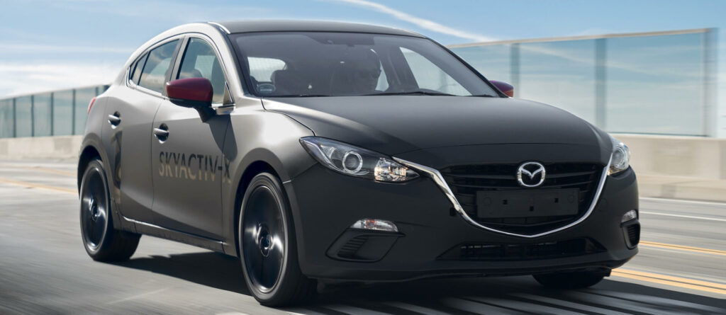 Mazda CX-3 kör på en motorväg (AI text)