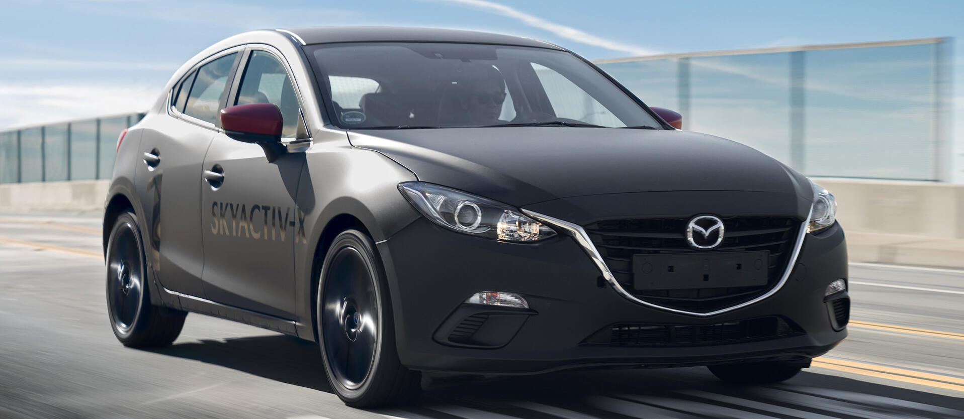 Mazda CX-3 kör på en motorväg (AI text)