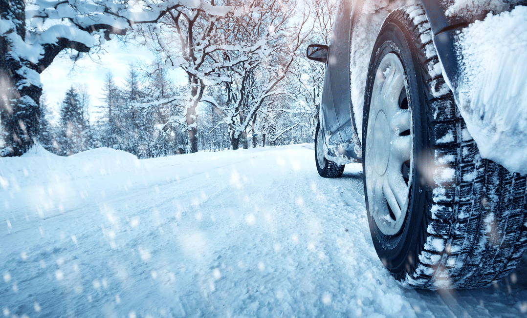 En bil kör på en snöig väg. (AI text)