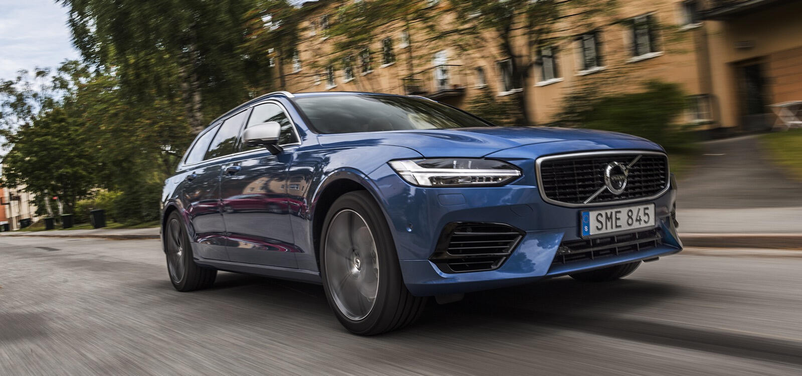 Volvo XC90 kör ner en stadsgata. (AI text)