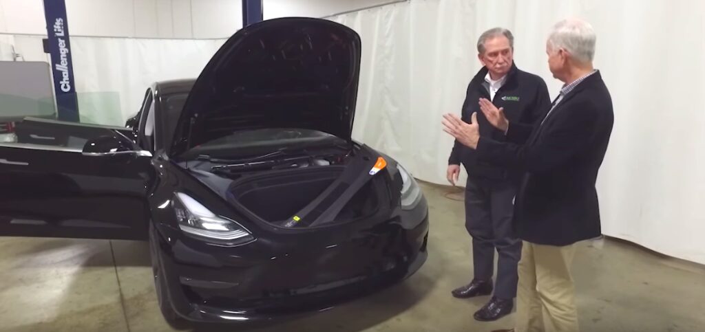 Två män pratar om en bil. (AI text)