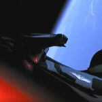 Elon Musks egen Tesla Roadster är nu på väg ut i rymden, körd av dockan Starman i rymddräkt.