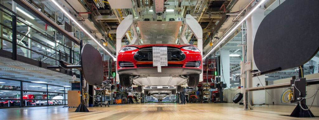 En bil byggs i en fabrik. (AI text)