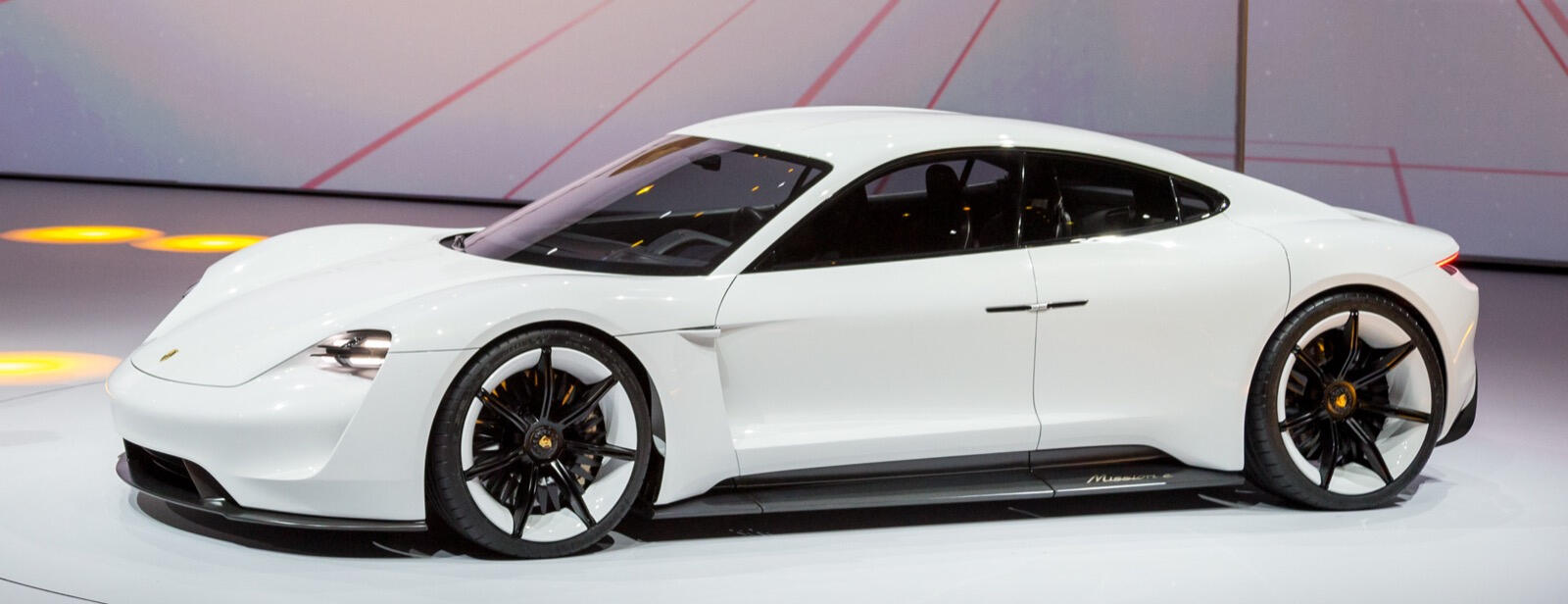 En vit Porsche Tyma-konceptbil utställd på Detroit Auto Show. (AI text)
