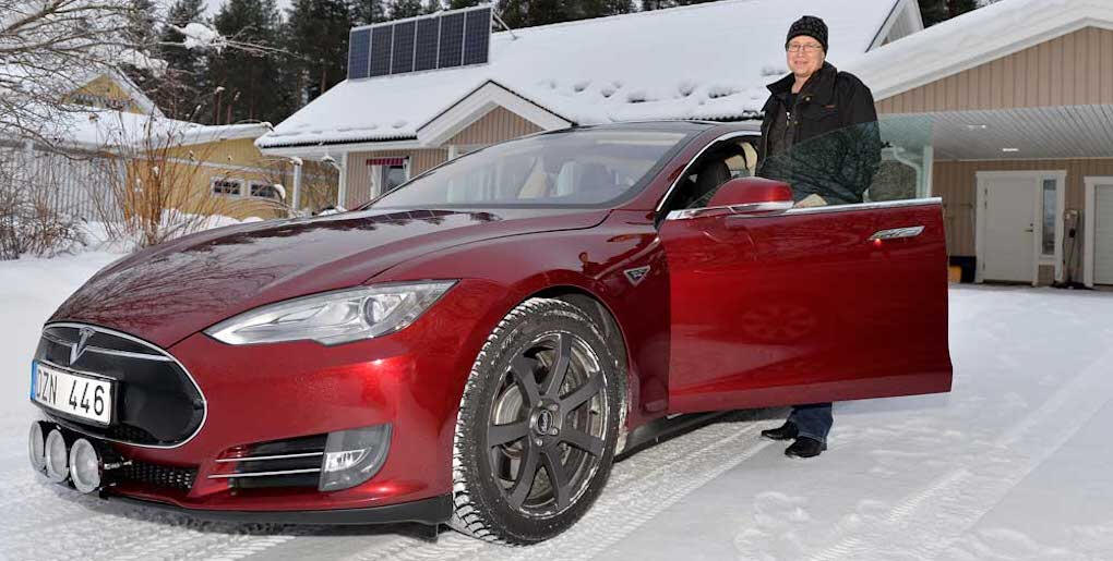 Projektledaren Robert Granström, som kör Tesla Model S, är övertygad om att elbilar fungerar utmärkt för bilägare som bor i norra Sverige. Foto: Sterling Nilsson