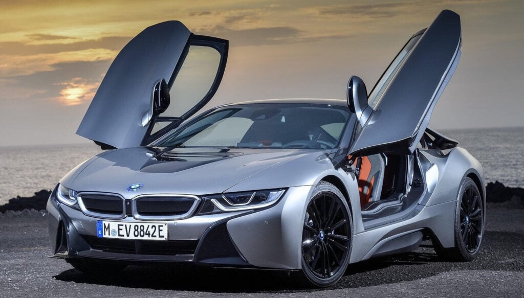 BMW I8-konceptbilen parkerad framför en strand. (AI text)