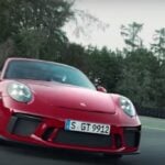 Porsche 911 GTS RS kör på en bana. (AI text)