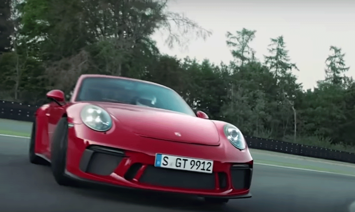 Porsche 911 GTS RS kör på en bana. (AI text)