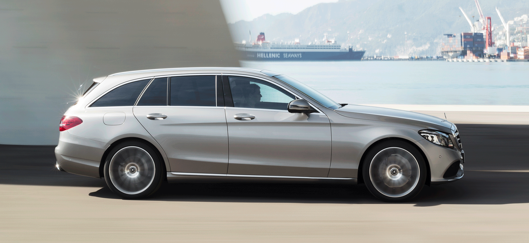 Mercedes C-klassen står parkerad framför ett byggnad. (AI text)